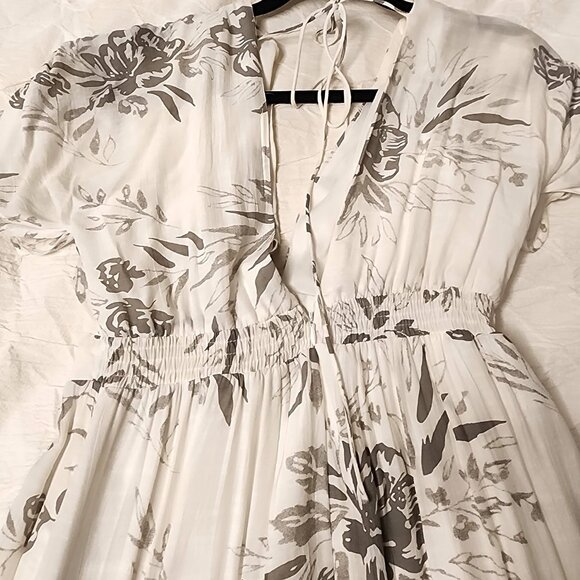 Summer gray and white dress by Aladore. - Picture 5 of 8